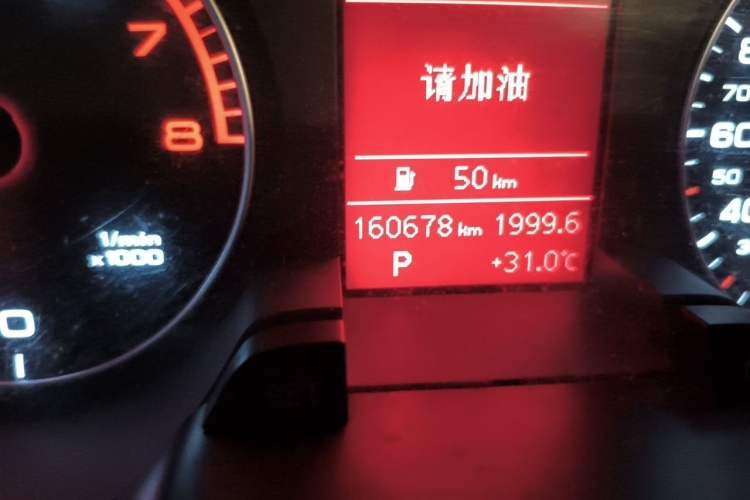 Used Audi A4L 2012 2.0 TFSI automatic standard version Odometer Close Up