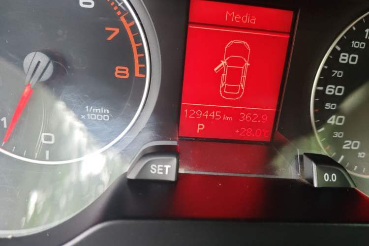 Used Audi A4L 2012 2.0 TFSI automatic standard version Odometer Close Up