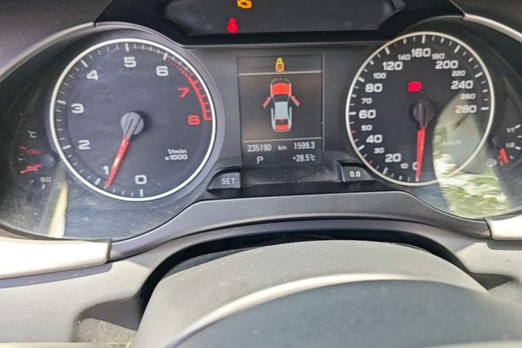 Used Audi A4L 2012 2.0 TFSI automatic sporty version Odometer Close Up