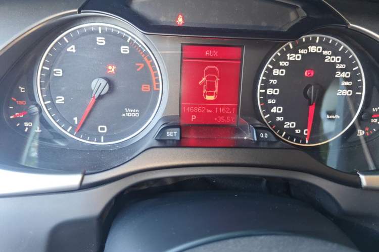 Used Audi A4L 2012 2.0 TFSI automatic standard version Odometer Close Up