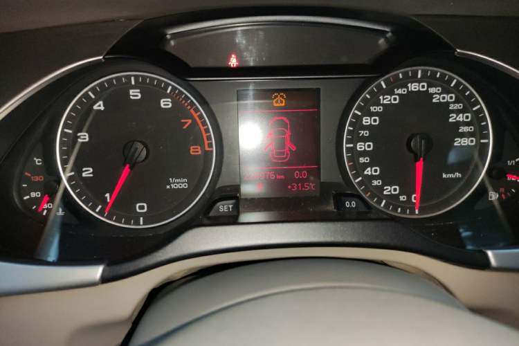 Used Audi A4L 2012 2.0 TFSI automatic standard version Odometer Close Up