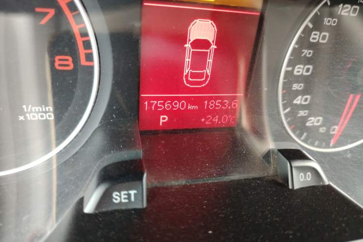 Used Audi A4L 2012 2.0 TFSI automatic Comfort trim level Odometer Close Up