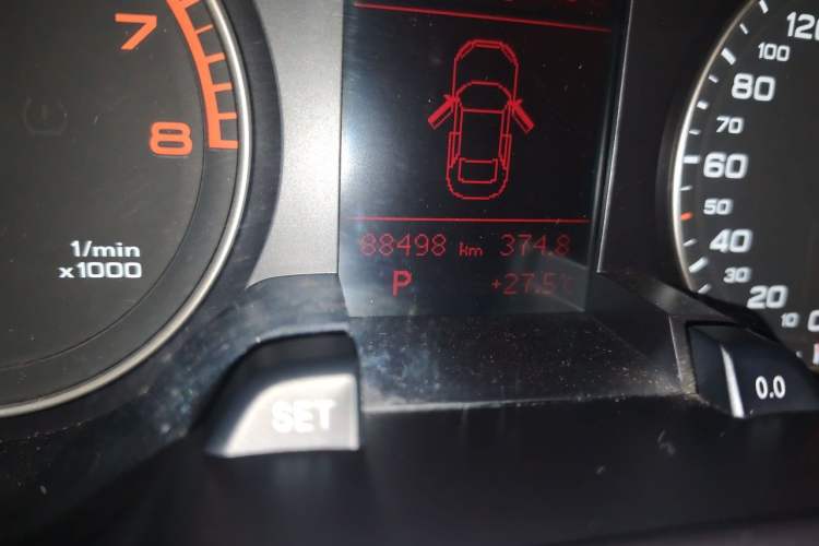 Used Audi A4L 2012 2.0 TFSI automatic Comfort trim level Odometer Close Up