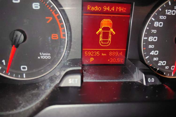 Used Audi A4L 2012 2.0 TFSI automatic Comfort trim level Odometer Close Up