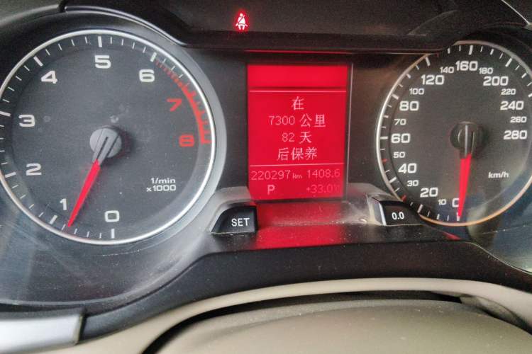 Used Audi A4L 2012 2.0 TFSI automatic Comfort trim level Odometer Close Up