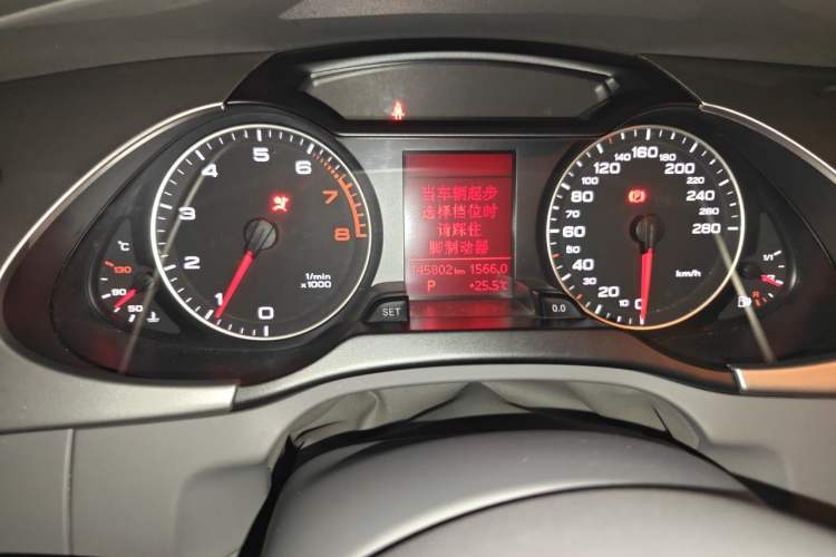 Used Audi A4L 2012 2.0 TFSI automatic Comfort trim level Odometer Close Up