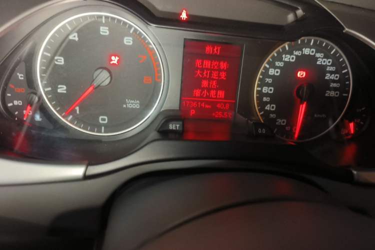Used Audi A4L 2012 2.0 TFSI automatic Comfort trim level Odometer Close Up