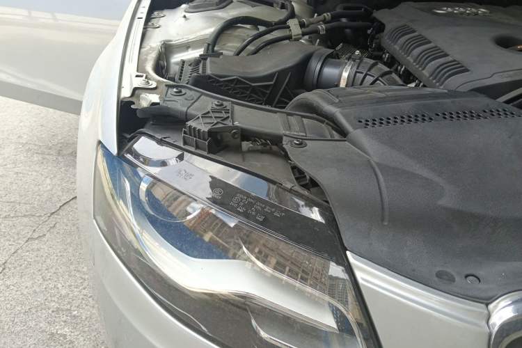Used Audi A4L 2012 2.0 TFSI automatic Comfort trim level Right Front Headlight