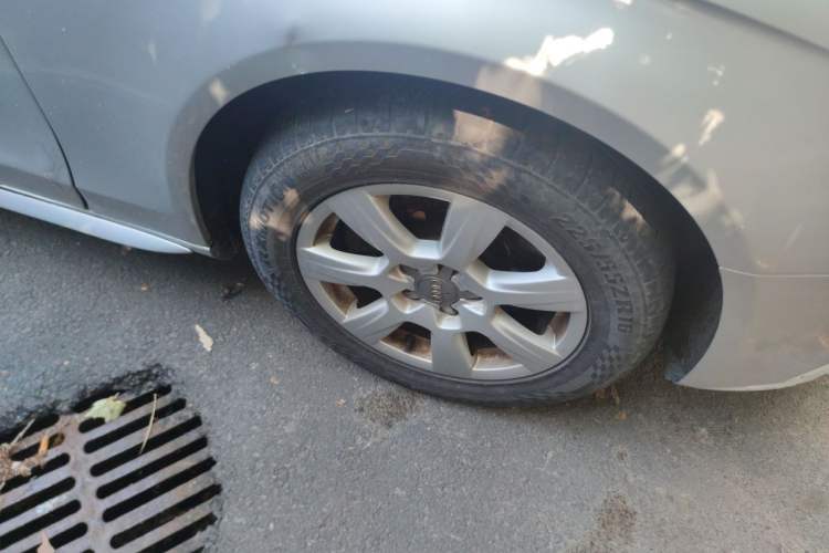 Used Audi A4L 2012 2.0 TFSI automatic Comfort trim level Right Front Wheel Hub