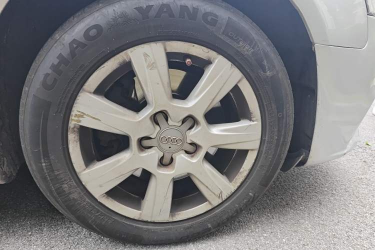 Used Audi A4L 2012 2.0 TFSI automatic standard version Right Front Wheel Hub