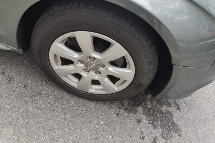 Used Audi A4L 2012 2.0 TFSI automatic Comfort trim level Right Front Wheel Hub