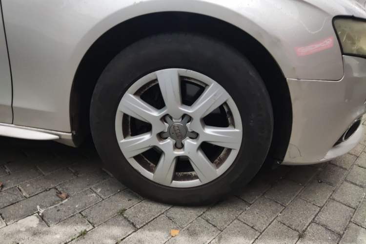Used Audi A4L 2012 2.0 TFSI automatic Comfort trim level Right Front Wheel Hub