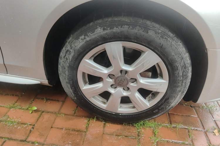 Used Audi A4L 2012 2.0 TFSI automatic standard version Right Front Wheel Hub