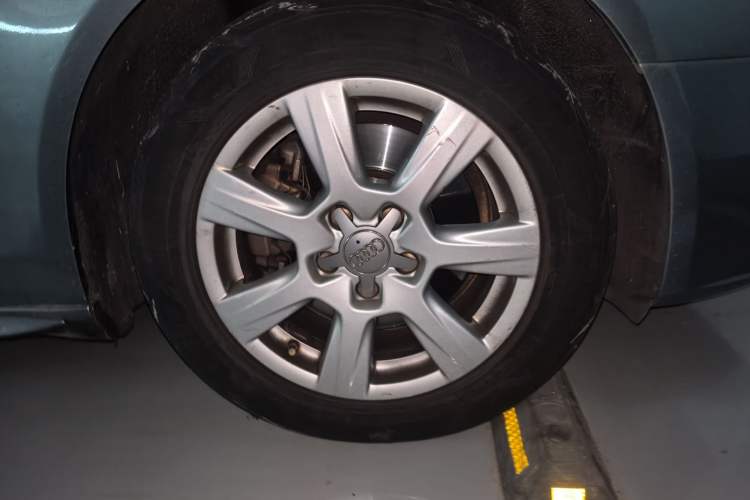 Used Audi A4L 2012 2.0 TFSI automatic standard version Right Front Wheel Hub
