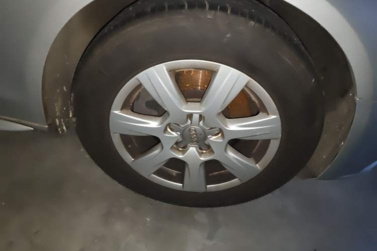 Used Audi A4L 2012 2.0 TFSI automatic standard version Right Front Wheel Hub