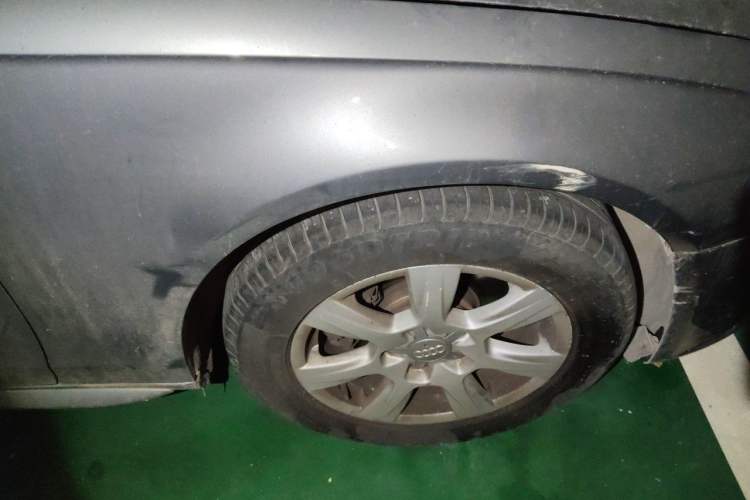 Used Audi A4L 2012 2.0 TFSI automatic standard version Right Front Wheel Hub