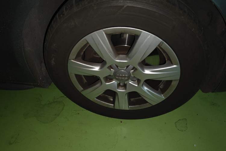 Used Audi A4L 2012 2.0 TFSI automatic standard version Right Front Wheel Hub