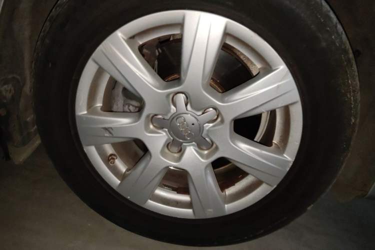 Used Audi A4L 2012 2.0 TFSI automatic Comfort trim level Right Front Wheel Hub