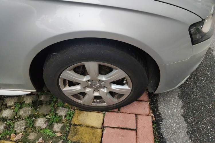 Used Audi A4L 2012 2.0 TFSI automatic standard version Right Front Wheel Hub