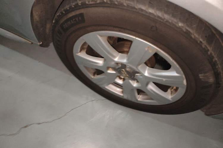 Used Audi A4L 2012 2.0 TFSI automatic standard version Right Front Wheel Hub