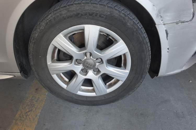Used Audi A4L 2012 2.0 TFSI automatic standard version Right Front Wheel Hub