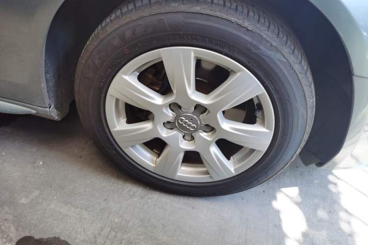 Used Audi A4L 2012 2.0 TFSI automatic Comfort trim level Right Front Wheel Hub