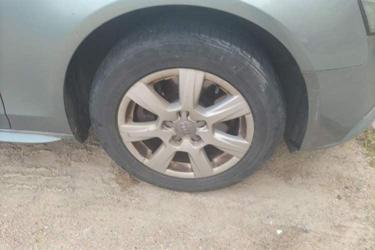 Used Audi A4L 2012 2.0 TFSI automatic Comfort trim level Right Front Wheel Hub