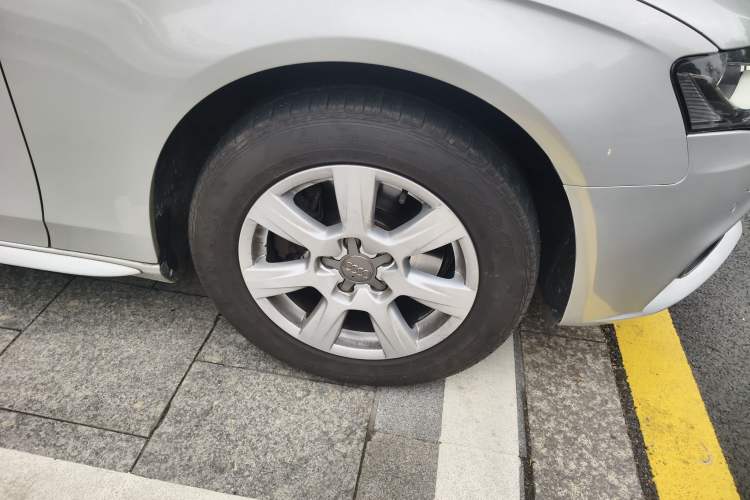 Used Audi A4L 2012 2.0 TFSI automatic standard version Right Front Wheel Hub