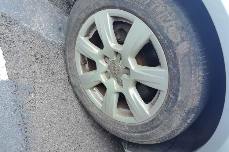 Used Audi A4L 2012 2.0 TFSI automatic standard version Right Front Wheel Hub