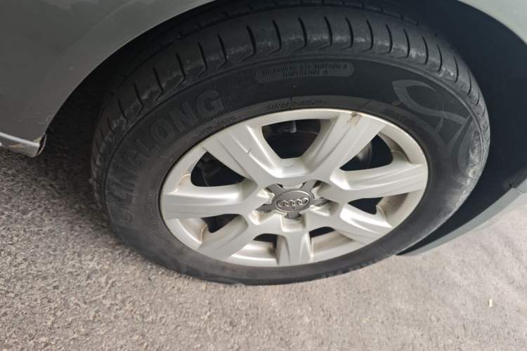 Used Audi A4L 2012 2.0 TFSI automatic Comfort trim level Right Front Wheel Hub