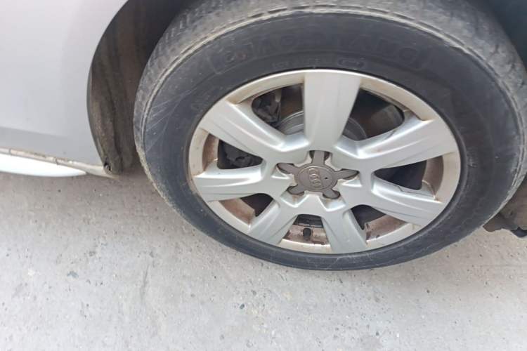 Used Audi A4L 2012 2.0 TFSI automatic standard version Right Front Wheel Hub