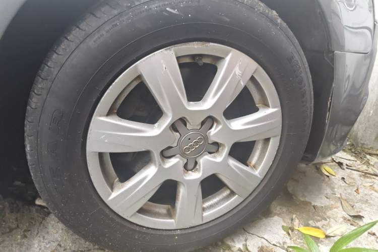 Used Audi A4L 2012 2.0 TFSI automatic Comfort trim level Right Front Wheel Hub