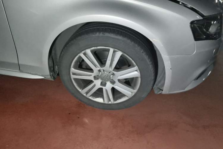 Used Audi A4L 2012 2.0 TFSI automatic Comfort trim level Right Front Wheel Hub
