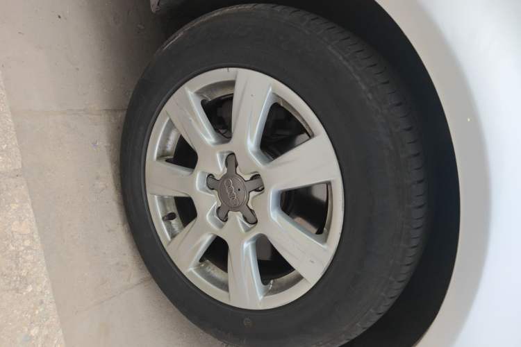 Used Audi A4L 2012 2.0 TFSI automatic standard version Right Front Wheel Hub