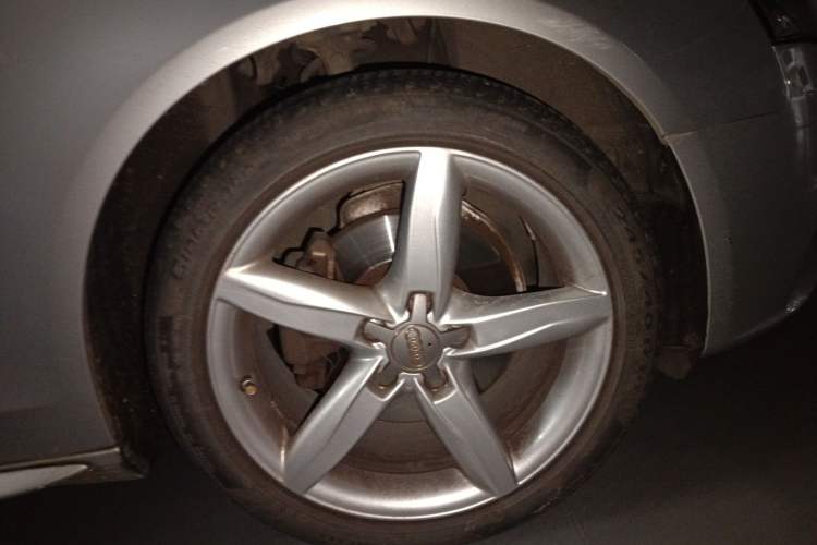 Used Audi A4L 2012 2.0 TFSI automatic standard version Right Front Wheel Hub