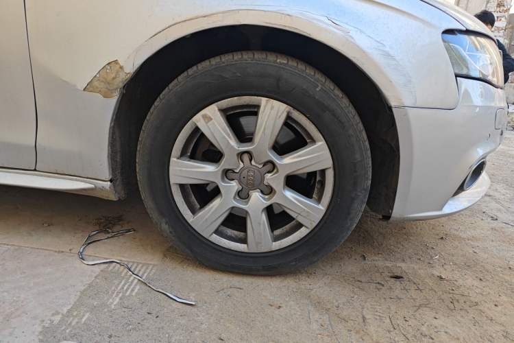 Used Audi A4L 2012 2.0 TFSI automatic standard version Right Front Wheel Hub
