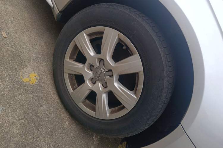 Used Audi A4L 2012 2.0 TFSI automatic standard version Right Front Wheel Hub