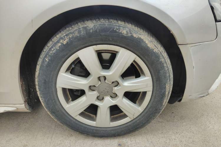Used Audi A4L 2012 2.0 TFSI automatic Comfort trim level Right Front Wheel Hub
