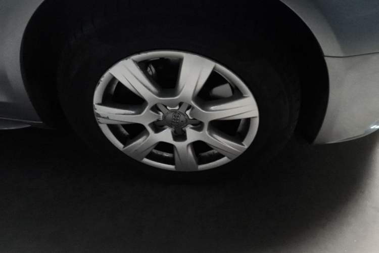 Used Audi A4L 2012 2.0 TFSI automatic Comfort trim level Right Front Wheel Hub