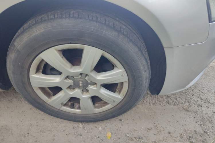 Used Audi A4L 2012 2.0 TFSI automatic standard version Right Front Wheel Hub