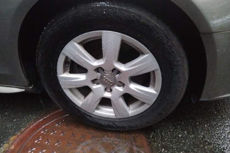 Used Audi A4L 2012 2.0 TFSI automatic Comfort trim level Right Front Wheel Hub