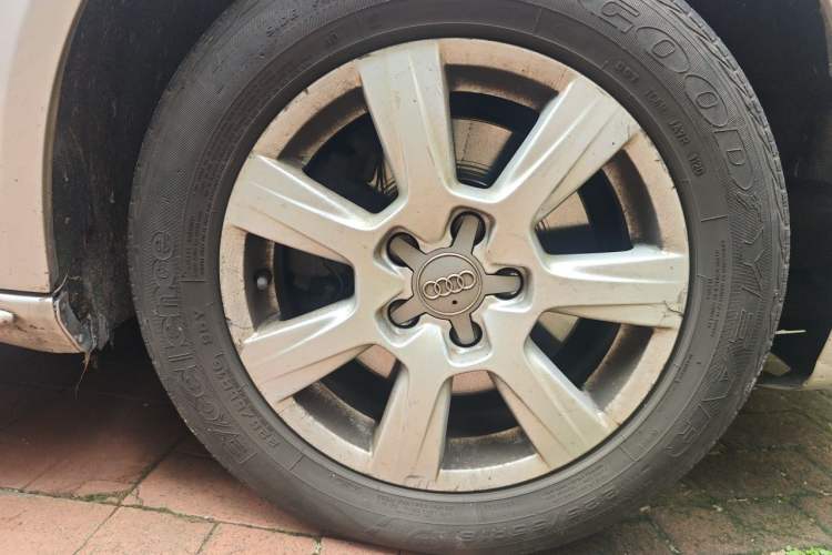Used Audi A4L 2012 2.0 TFSI automatic Comfort trim level Right Front Wheel Hub