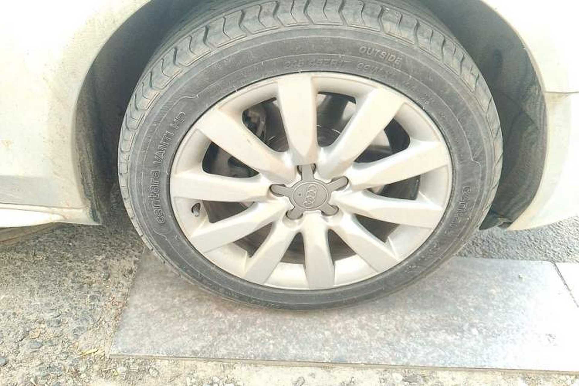 Used Audi A4L 2012 2.0 TFSI automatic luxury version Right Front Wheel Hub