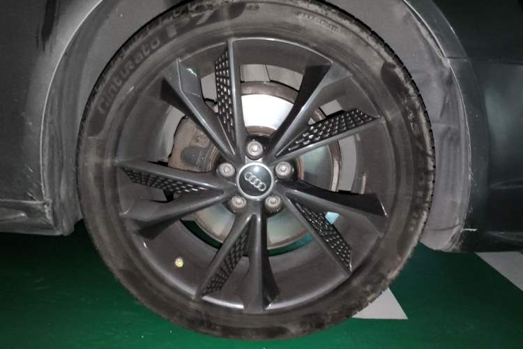 Used Audi A4L 2012 2.0 TFSI automatic standard version Right Front Wheel Hub
