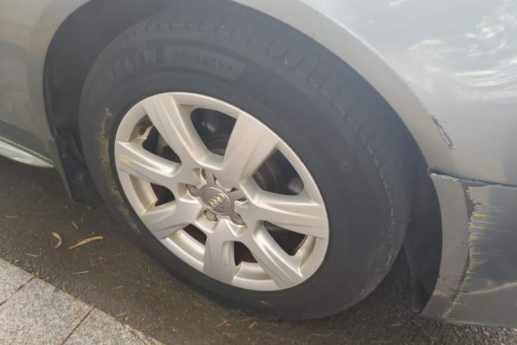 Used Audi A4L 2012 2.0 TFSI automatic standard version Right Front Wheel Hub