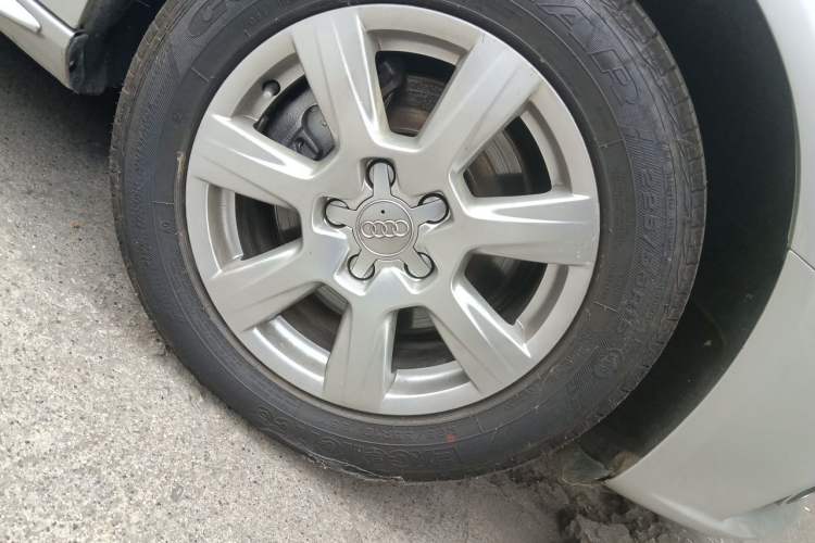 Used Audi A4L 2012 2.0 TFSI automatic Comfort trim level Right Front Wheel Hub