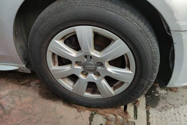 Used Audi A4L 2012 2.0 TFSI automatic standard version Right Front Wheel Hub