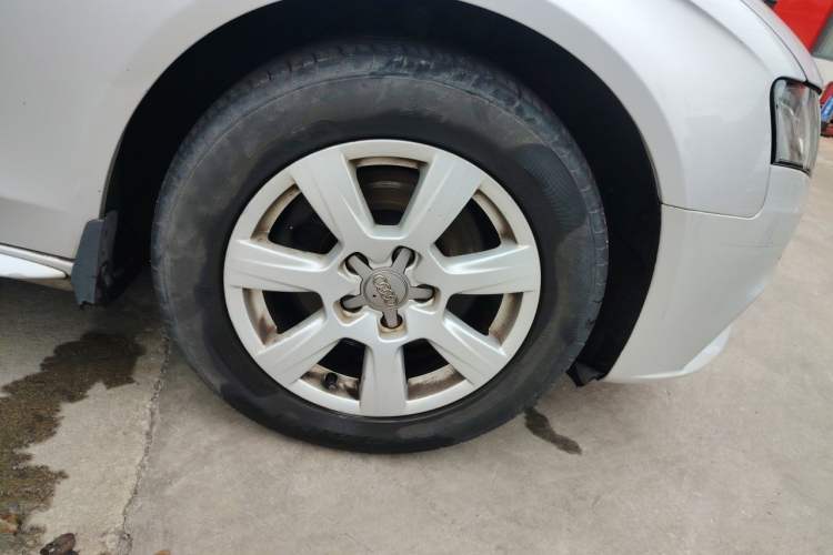 Used Audi A4L 2012 2.0 TFSI automatic Comfort trim level Right Front Wheel Hub
