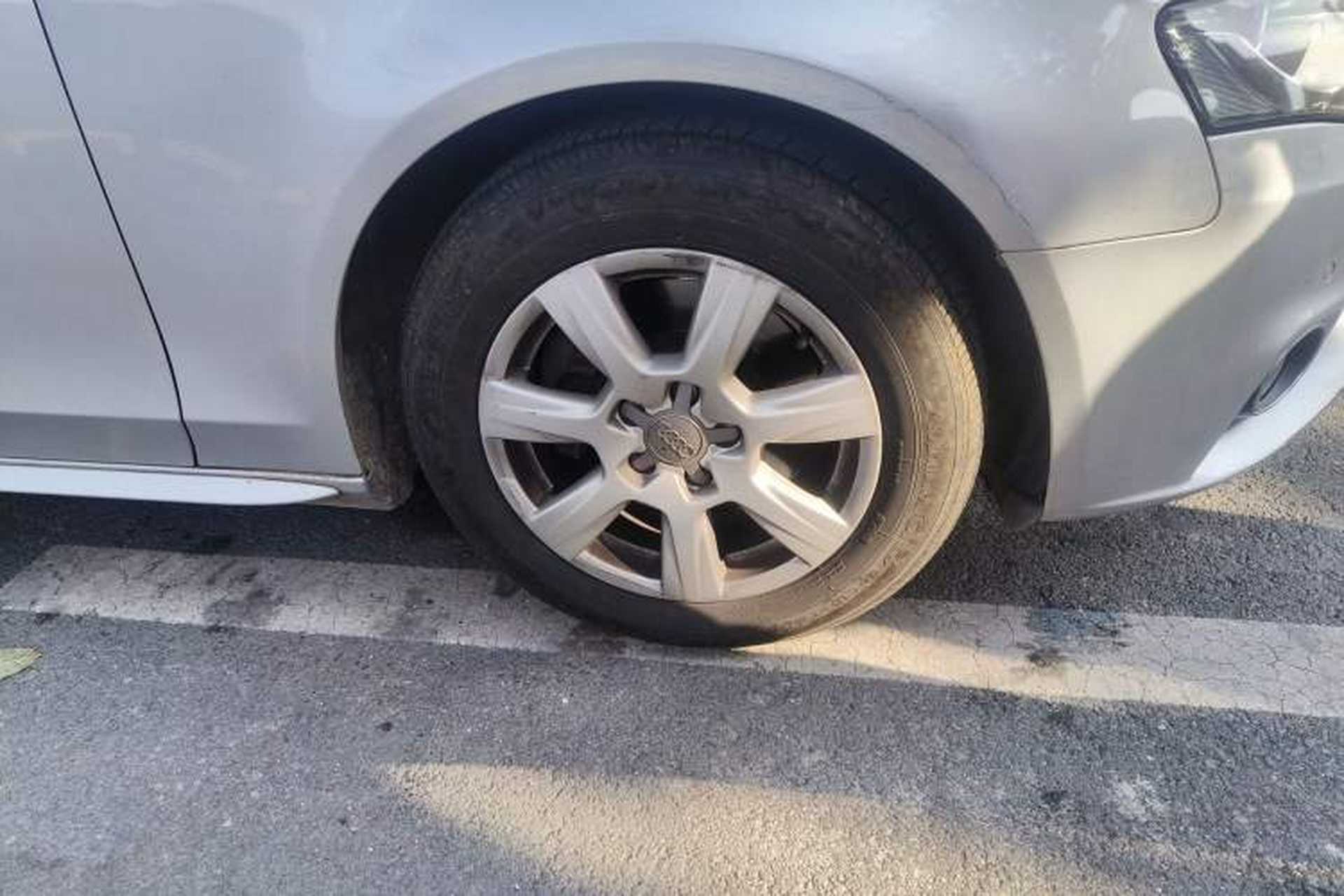 Used Audi A4L 2012 2.0 TFSI automatic Comfort trim level Right Front Wheel Hub