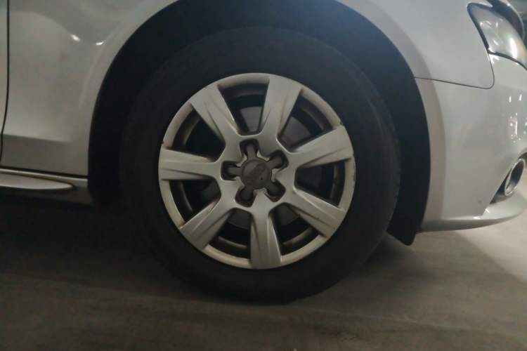Used Audi A4L 2012 2.0 TFSI automatic Comfort trim level Right Front Wheel Hub